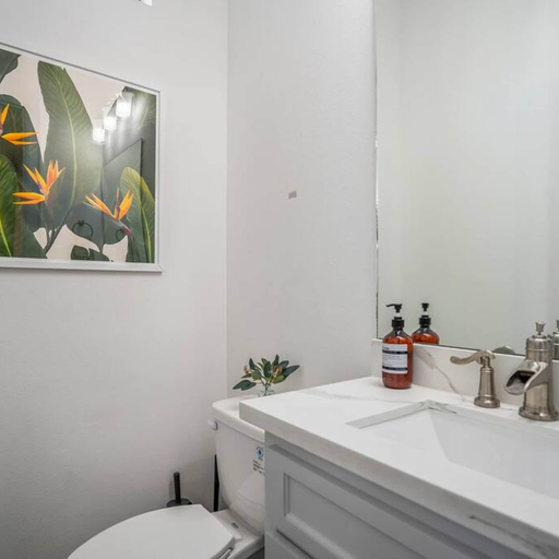 Room 5, Urban Jungle Retreat in the HTX Skyline, Houston