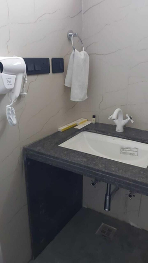 Bathroom 3, Citrus Prime Hill Queen Resort, Hoshangabad