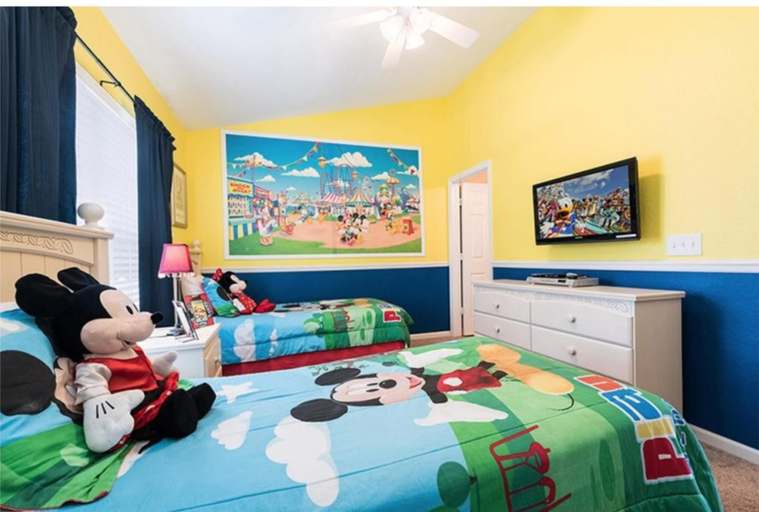 Room 2, 3 BR 2 Miles to Disney Pool Free Wifi and More, Osceola