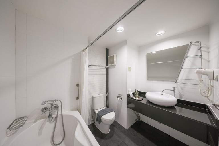 Bathroom 2, At115 by Rompo Mansion, Khlong Toey