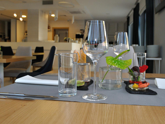 Food & Drinks 5, Hotel Hel, Puck