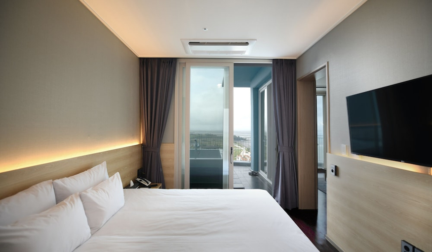 Bedroom 2, Ocean Soleview Hotel, Jung