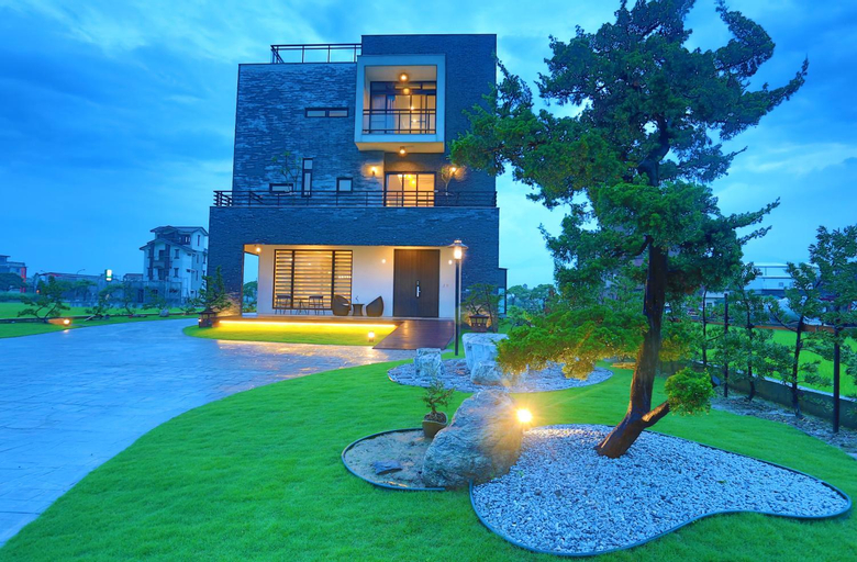Exterior & Views