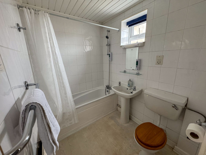 Bathroom 3, The New England Hotel, Lincolnshire