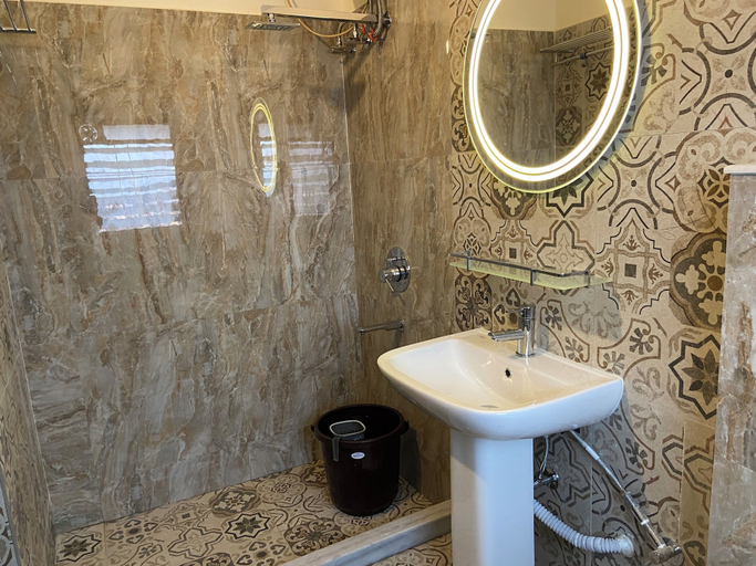 Bathroom 2, The Aster Penthouse, Kolkata