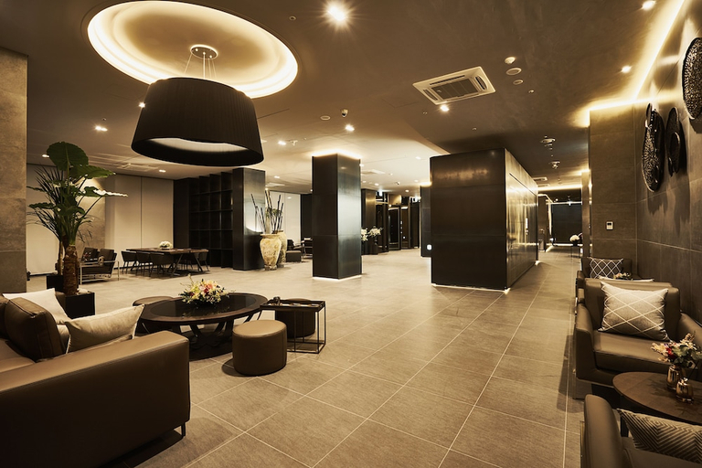 Others 2, Royal Emporium Hotel, Jung