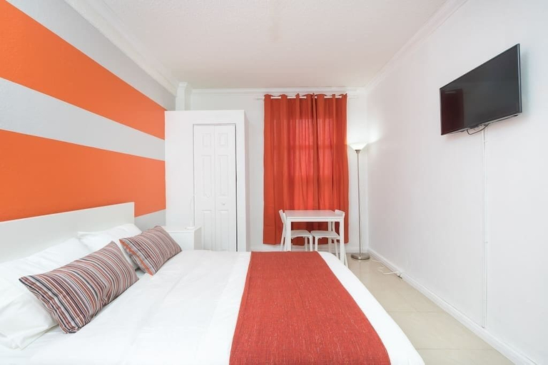 Bedroom 1, 437 Studio Hollywood Beach Resort, Broward