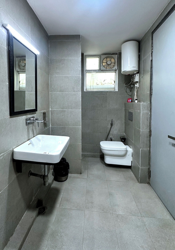 Bathroom 5, Nidra Hotel, Delhi