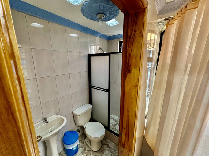 Bathroom 3, Pedro Gualan, Quito