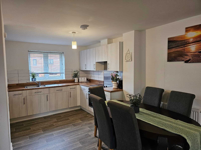 Private kitchen, Ipswich - 3 Beds - Sleeps 6 - Private Garden, Suffolk
