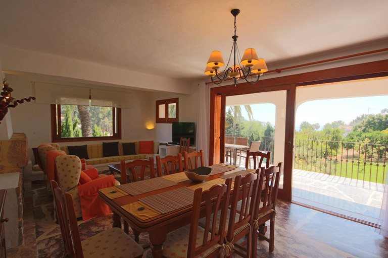 Food & Drinks, Only 100m to the Beach! Spacious Villa With Private Pool - 12 People, Alicante