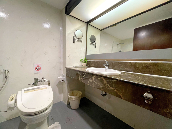 Bathroom 10