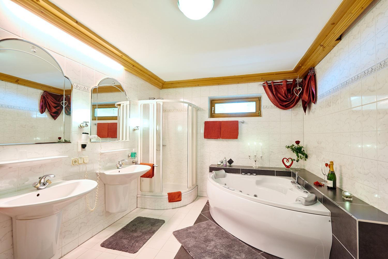 Bathroom 3, Landgasthof Penn, Passau