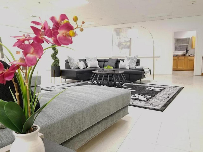 Others 4, 9BR-SLEEPS 19. Amazing Deal!!, Orleans