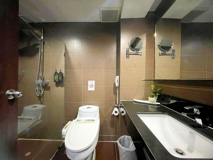 Bathroom 13