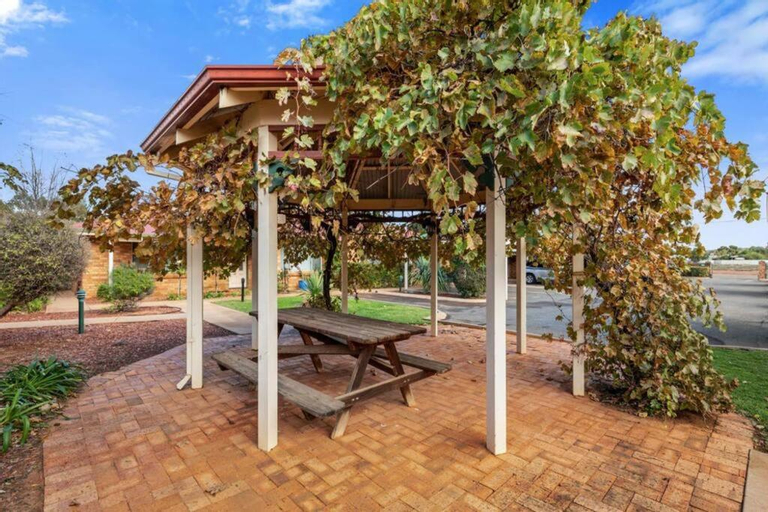 Exterior & Views 5, Adorable-secure 3 bedroom holiday home with Pool around the corner from The Miners Rest., Kalgoorlie/Boulder