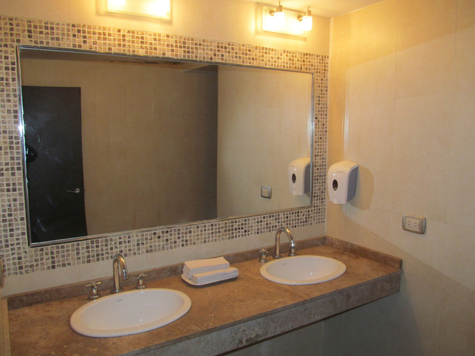 Bathroom, Premium Tower Suites, Capital