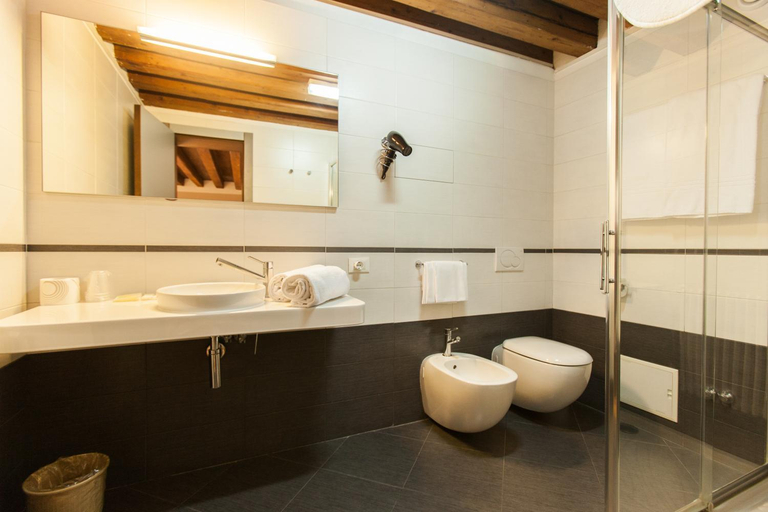 Bathroom 3, Foresteria Levi, Venezia