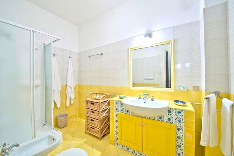 Bathroom 4, Villa Marina, Salerno