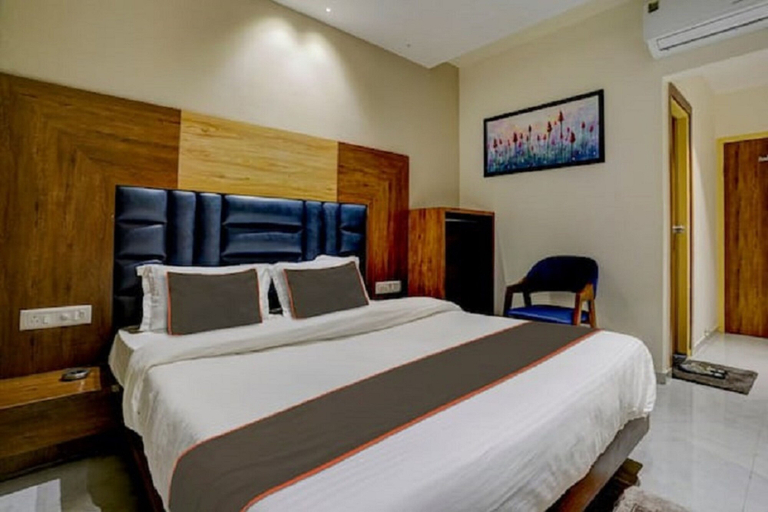 Bedroom 5, Hotel SR Inn, Anand