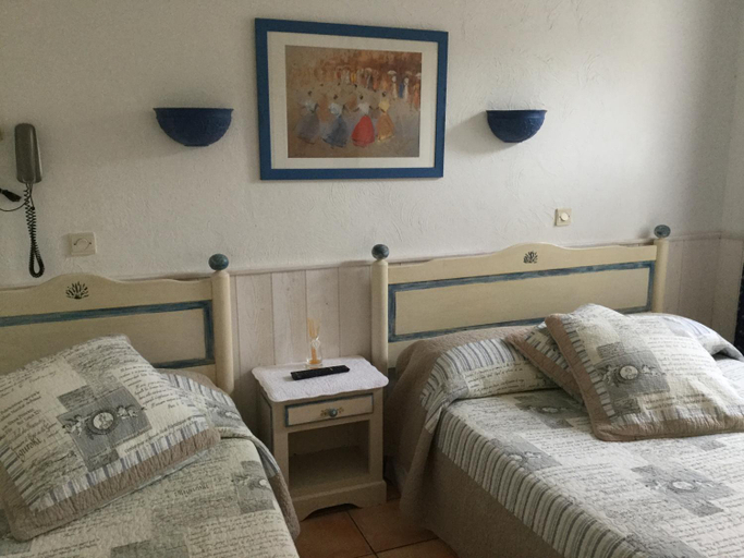 Bedroom 2, Hotel Le Mediterranee, Bouches-du-Rhône