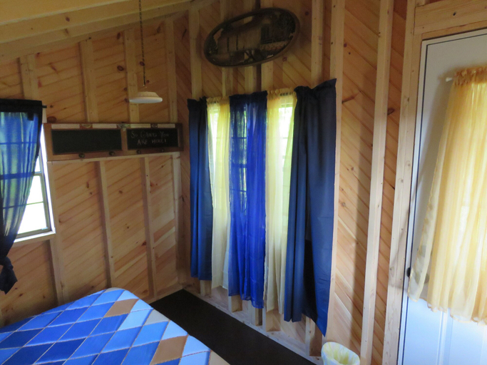Bedroom 2, Schlafmans Hollow Solar Cabins, Penobscot