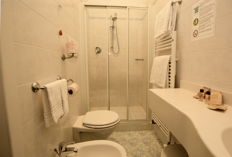 Bathroom 4, Albergo Italia, Livorno