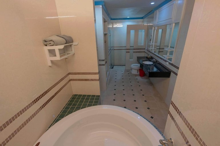 Bathroom 4, Aonang Ayodhaya Palace Beach Resort, Mueang Krabi