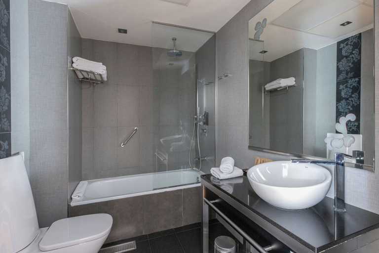 Bathroom 4, Hotel Barcelona Colonial, Barcelona