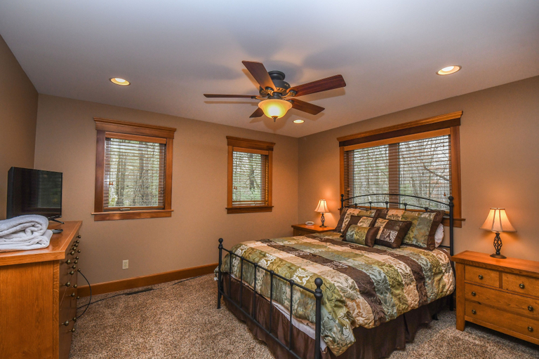 Bedroom 3, Trees, Breeze and Skis 3 Bedroom House, Garrett
