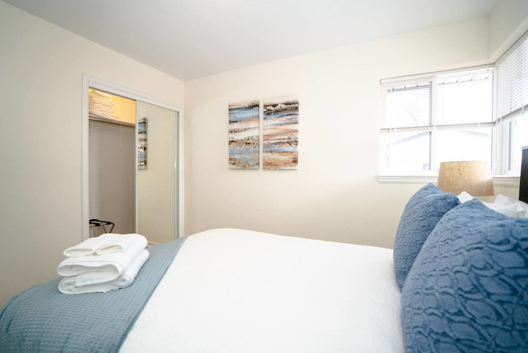 Bedroom 3, The Meadowlark Manor Spacious Backyard & Hot Tub, Jefferson