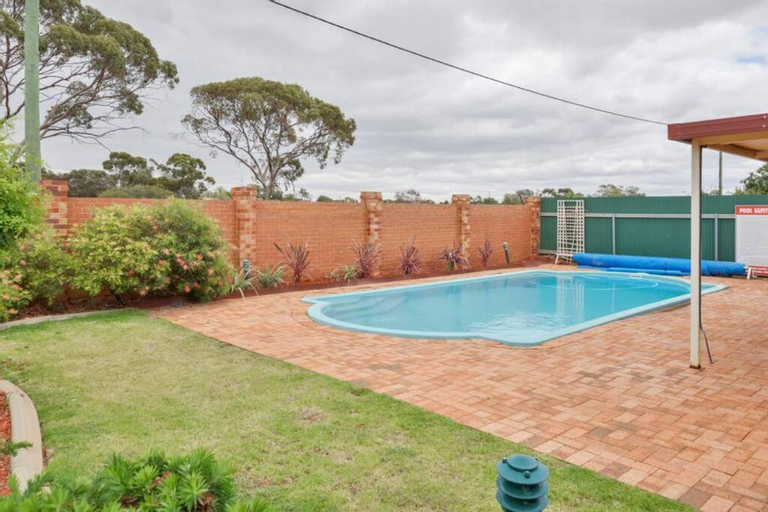 Sport & Beauty, Adorable-secure 3 bedroom holiday home with Pool around the corner from The Miners Rest., Kalgoorlie/Boulder