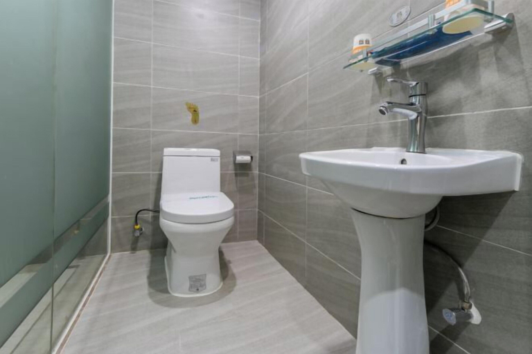 Bathroom 3, Superior Hotel (Ziyuan Bus Station), Guilin
