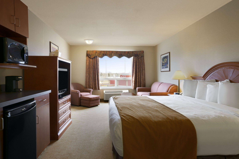 Bedroom 3, Super 8 by Wyndham Fort Nelson BC, Northern Rockies
