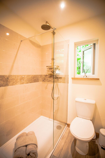 Bathroom 3, Hayne Barn Estate 6 Luxury Lodges with private hot-tubs AND 1 studio without hot-tub, Kent
