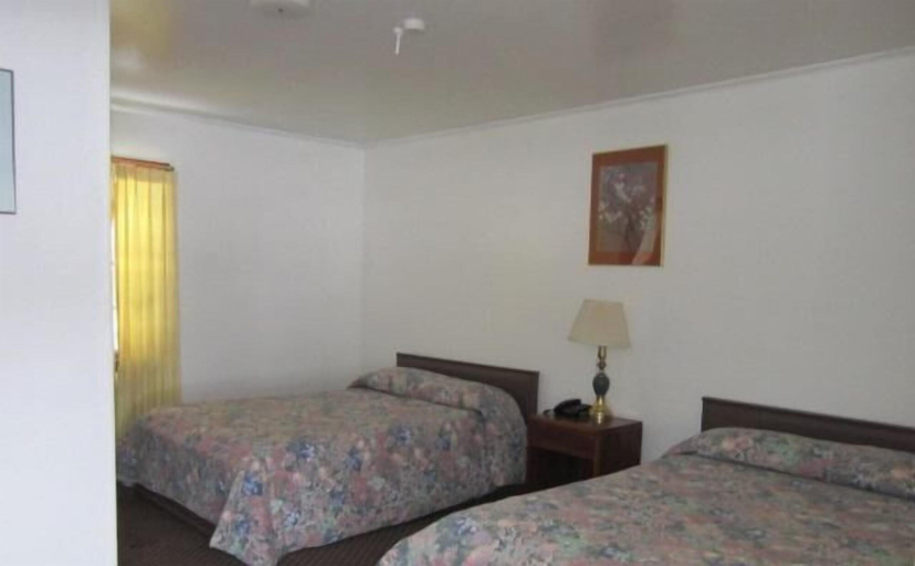 Bedroom 2, Cadet Motel, Orange