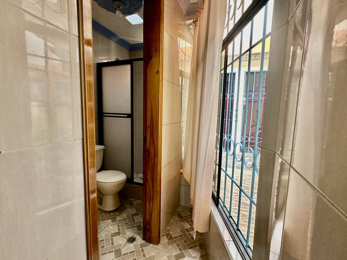 Bathroom 5, Hostal Taxo Yura, Quito