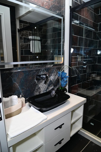 Bathroom 3, Aura Luxury Stays, Nainital