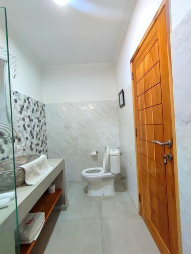 Bathroom 5, Triple 888 Suites, West Manggarai