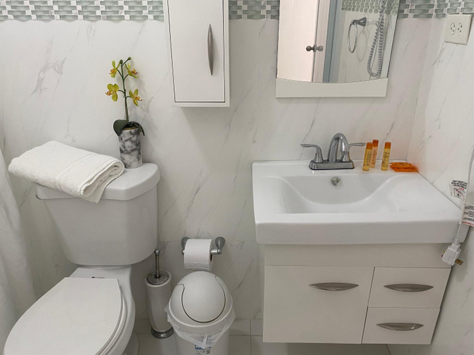 Bathroom 4, Itza-Bella Suites