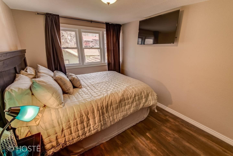 Bedroom, 3BR Manitou Springs2min to Restaurants W/hot Tub!, El Paso