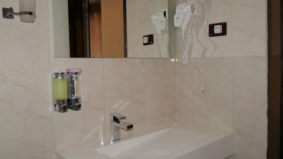 Bathroom 2, Zagwe Hotel, Semen Wello