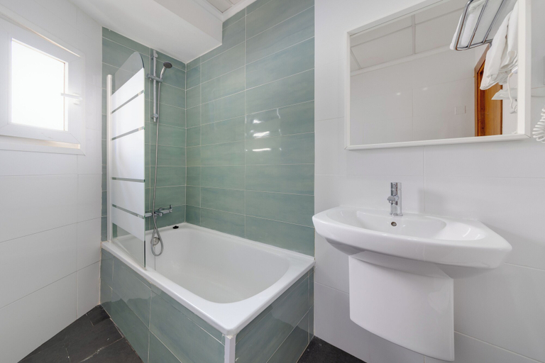 Bathroom 5, Hotel Madrid, Alicante