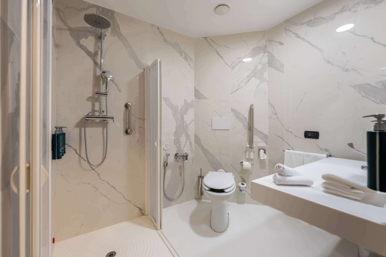 Bathroom 5, Hilton Garden Inn Milan Malpensa, Varese