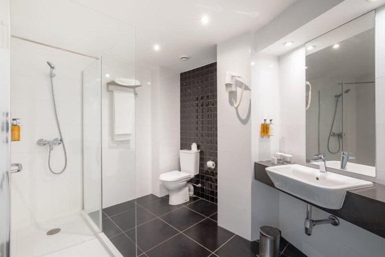 Bathroom 5, AP Eva Senses, Faro