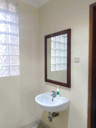 Bathroom 4, Newly Frances Hotel Cipaganti, Bandung