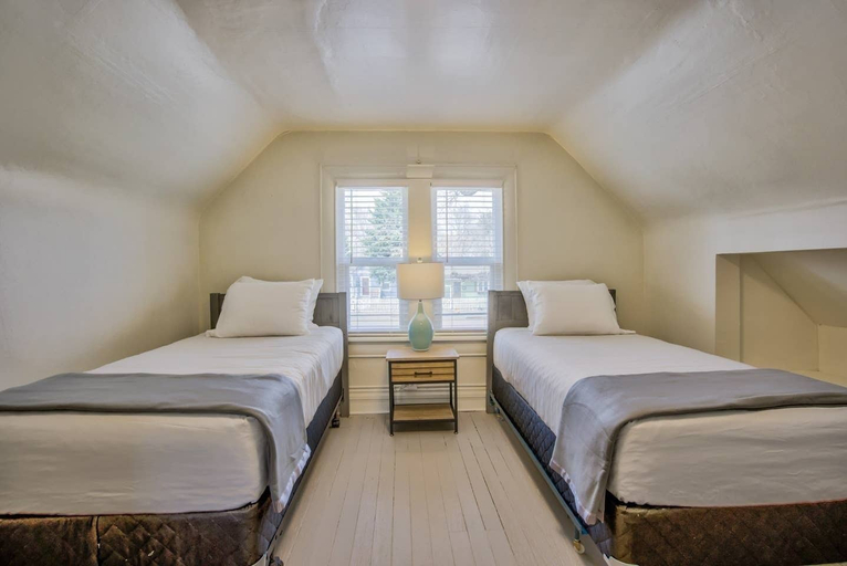 Bedroom 3, 3BD Downtown Modern Victorian W/hot Tub, Park & Lake!, El Paso