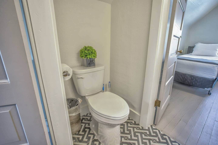 Bathroom 4, 3BD Downtown Modern Victorian W/hot Tub, Park & Lake!, El Paso