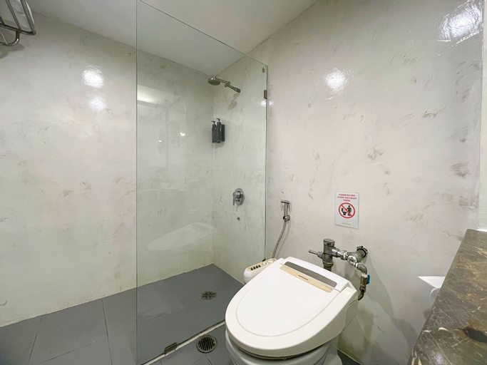 Bathroom 14