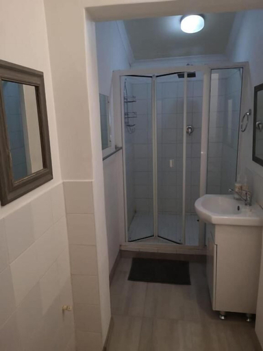 Bathroom 3, Oh So You Guesthouse, Fezile Dabi